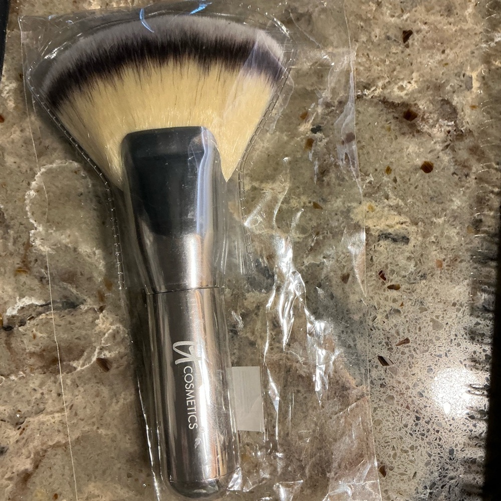 NWT It Cosmetics Heavenly Luxe Mega Fan Brush, #9 - Picture 5 of 5